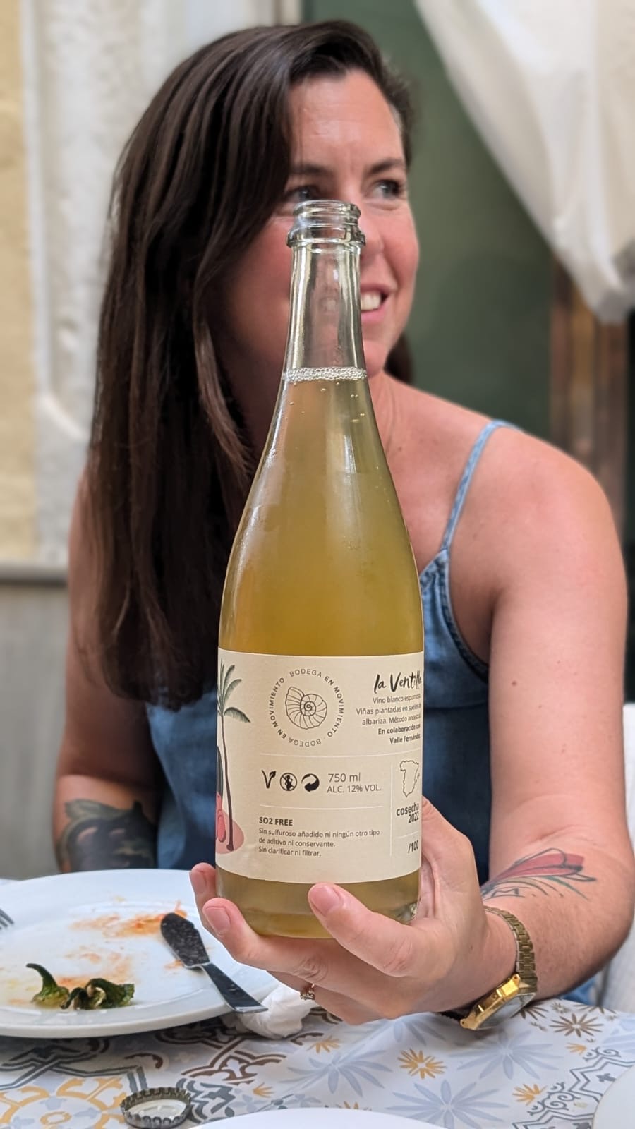 Marta con una botella de vino